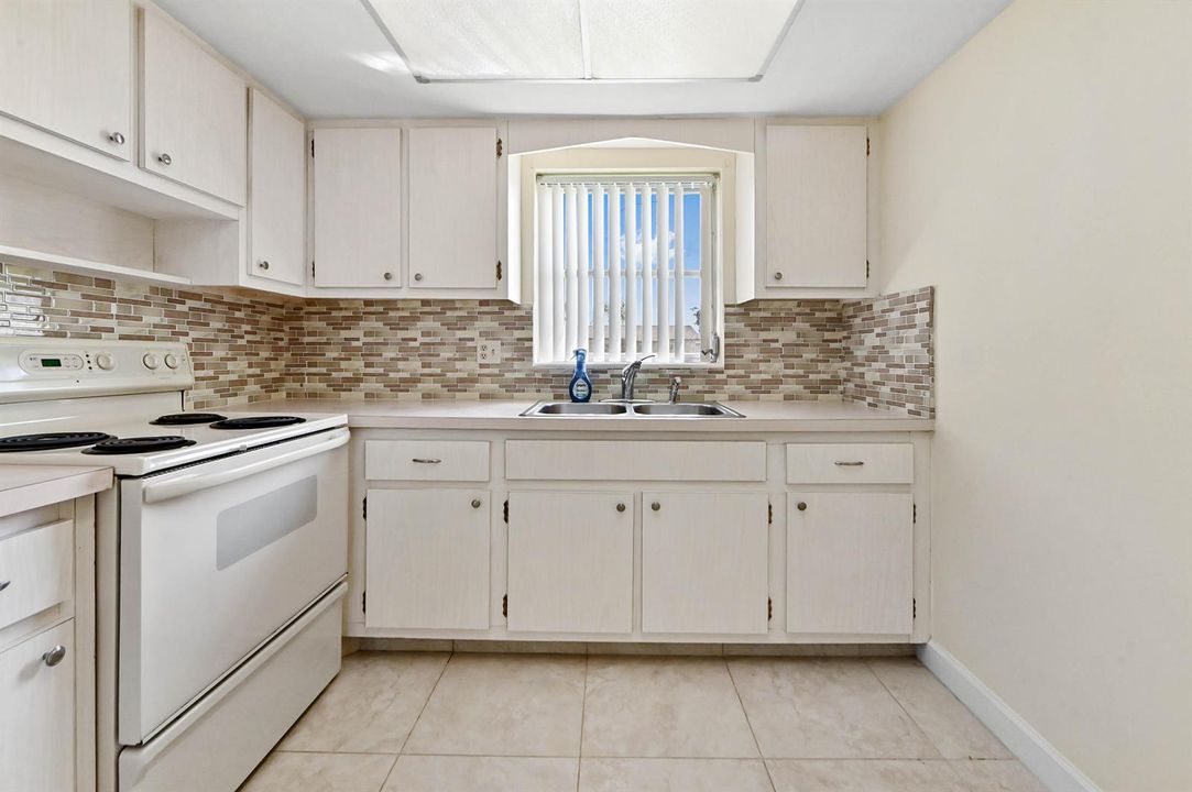 11 Kitchen 01