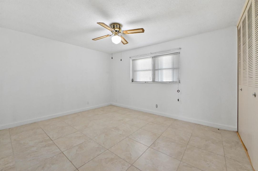 17 Bedroom 03
