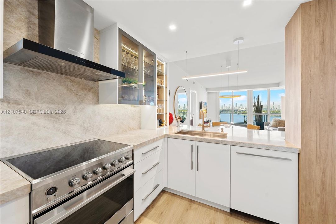 For Sale: $1,785,000 (2 beds, 2 baths, 1252 Square Feet)