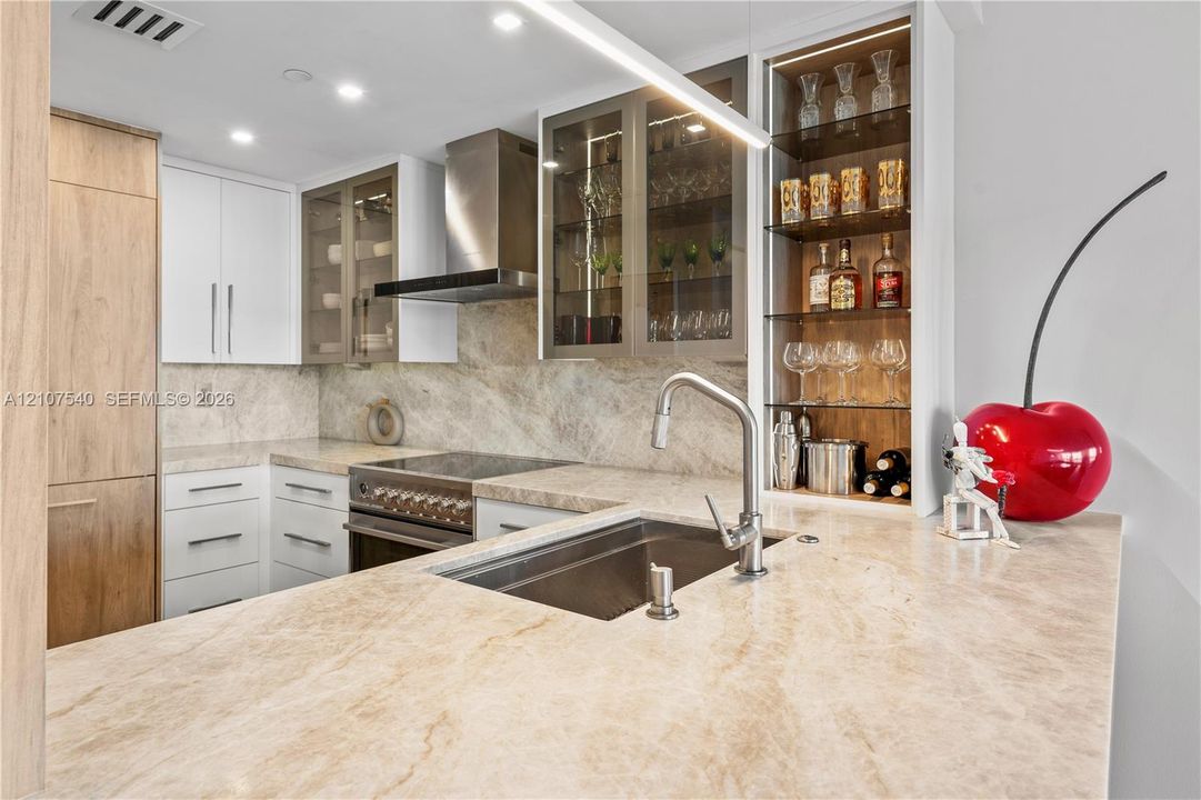 For Sale: $1,785,000 (2 beds, 2 baths, 1252 Square Feet)