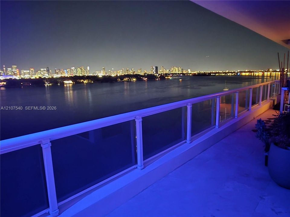 For Sale: $1,785,000 (2 beds, 2 baths, 1252 Square Feet)