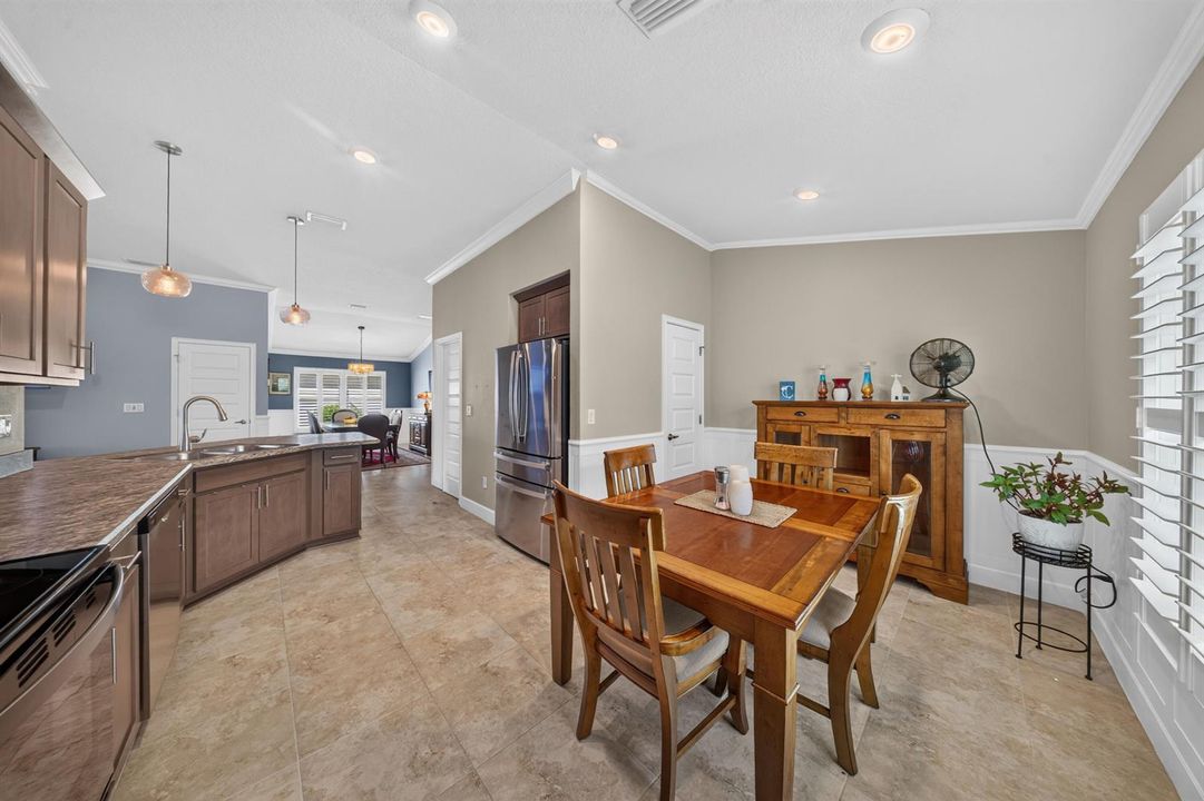 EAT-IN KITCHEN