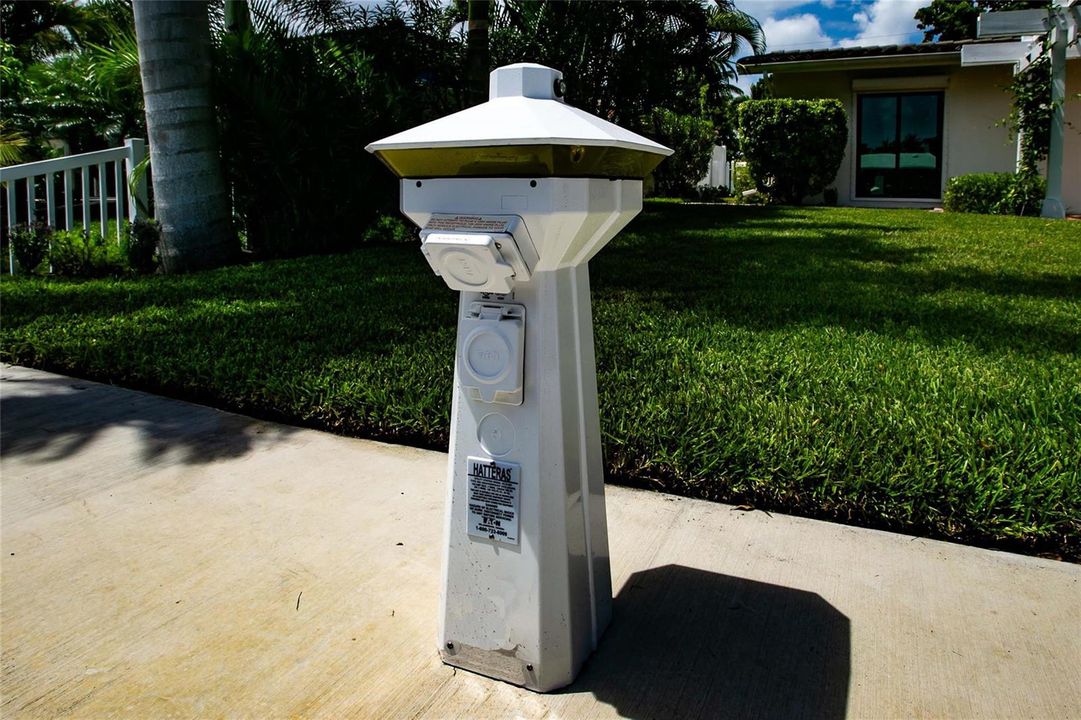 Hatteras Power Pedestal
