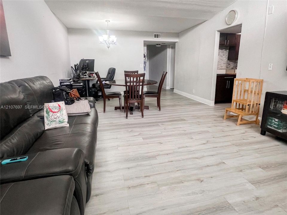 На продажу: $227,900 (3 спален, 2 ванн, 1100 Квадратных фут)