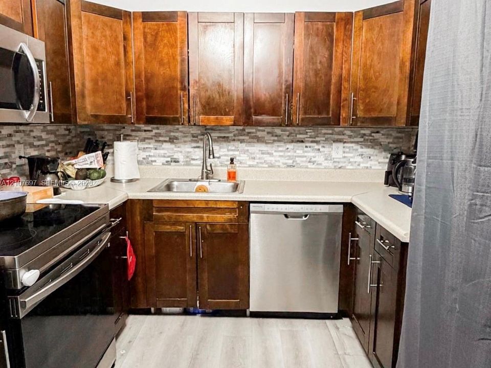 На продажу: $227,900 (3 спален, 2 ванн, 1100 Квадратных фут)
