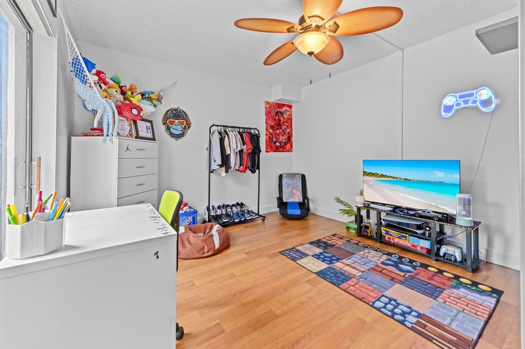 20 Bedroom 01