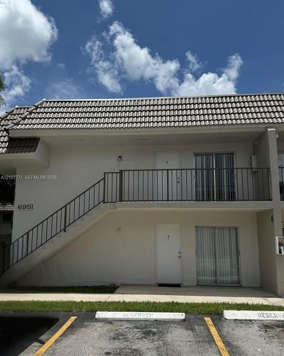 В аренду: $2,300 (2 спален, 2 ванн, 812 Квадратных фут)