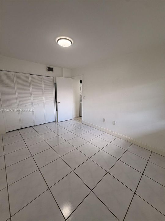 В аренду: $2,300 (2 спален, 2 ванн, 812 Квадратных фут)
