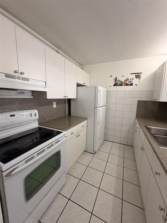 В аренду: $2,300 (2 спален, 2 ванн, 812 Квадратных фут)