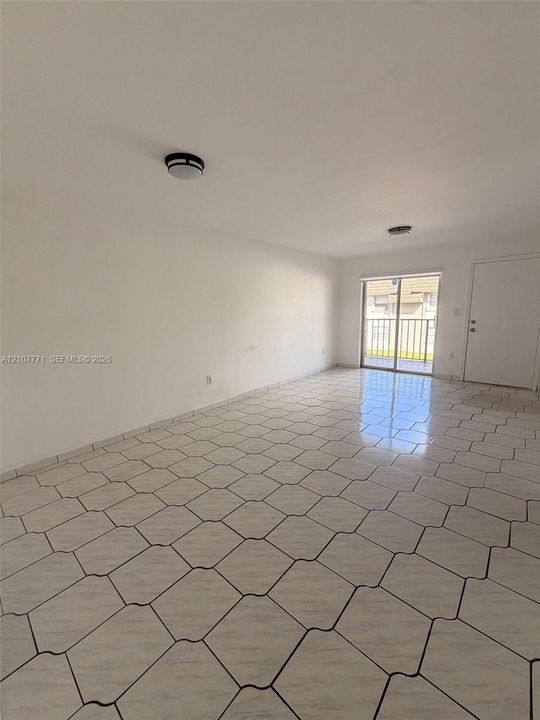 В аренду: $2,300 (2 спален, 2 ванн, 812 Квадратных фут)
