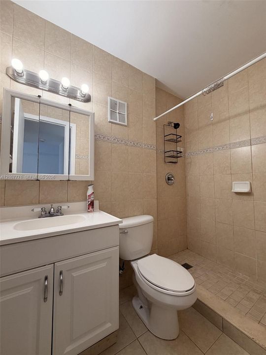 В аренду: $2,300 (2 спален, 2 ванн, 812 Квадратных фут)