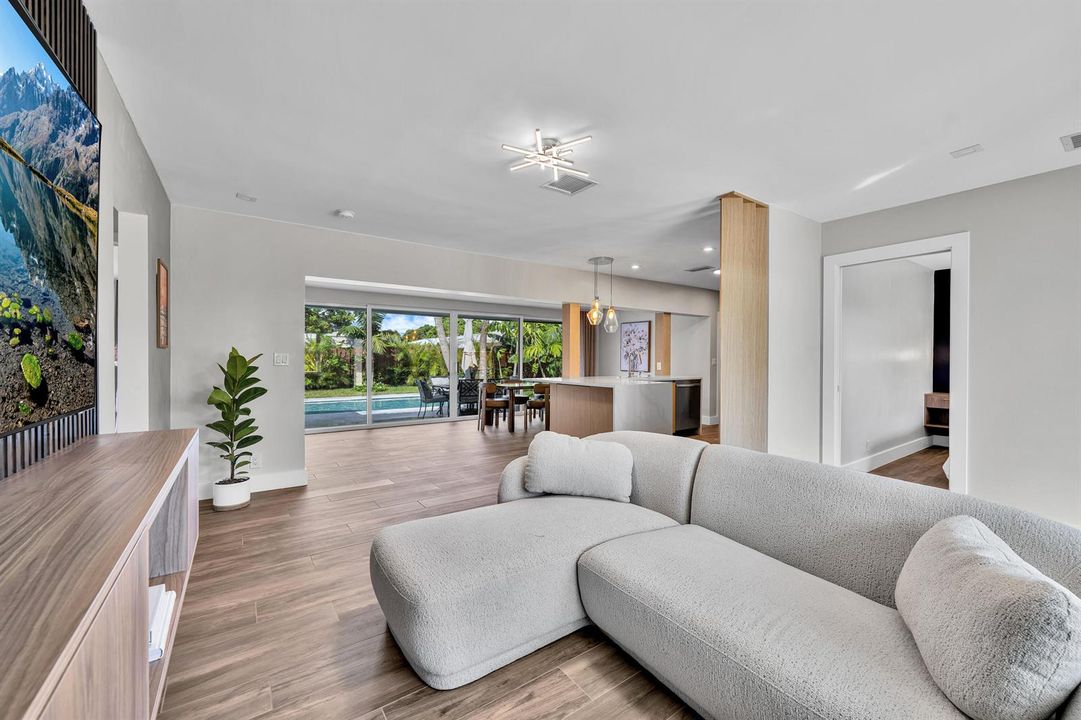 1011 SE 2nd Ave Pompano Beach 00024