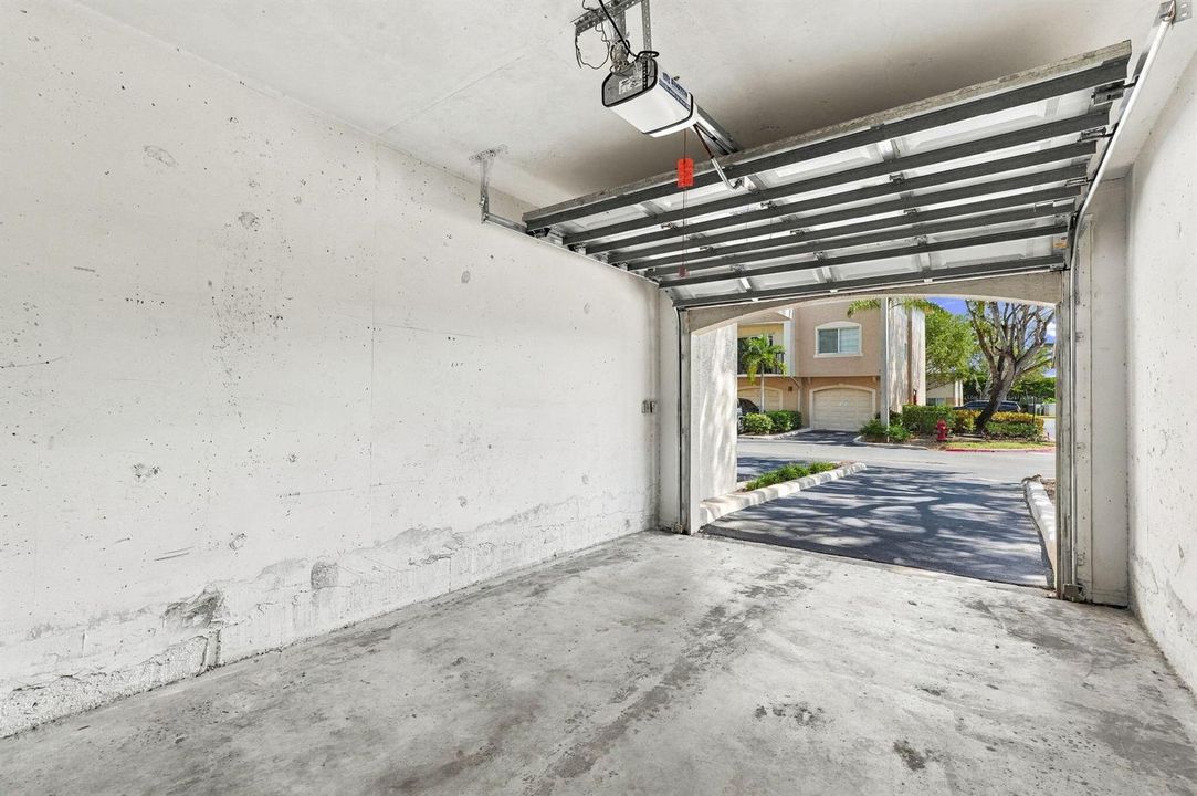42-web-or-mls-1400_Crestwood_Ct_S_Unit_1