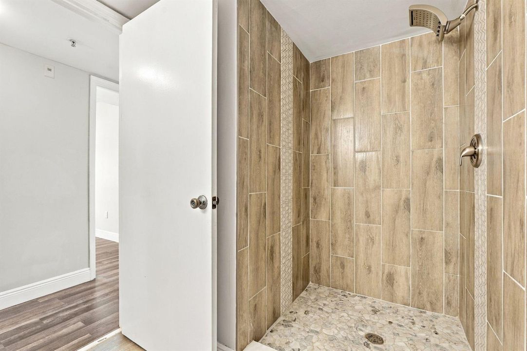 11-web-or-mls-1400_Crestwood_Ct_S_Unit_1