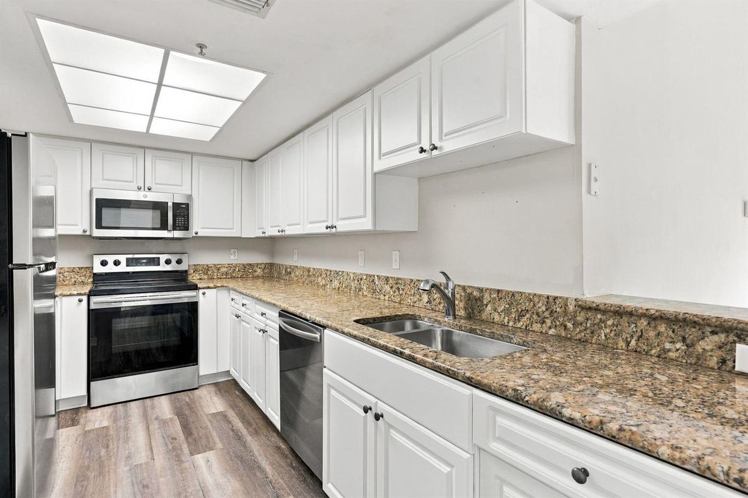 31-web-or-mls-1400_Crestwood_Ct_S_Unit_1