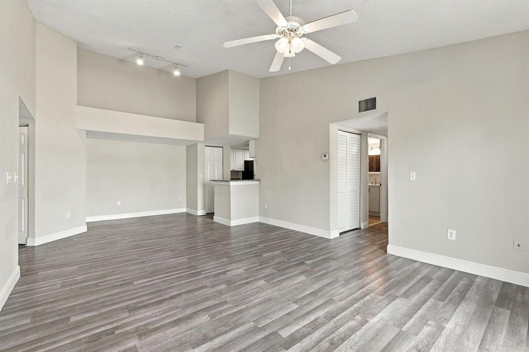 27-web-or-mls-1400_Crestwood_Ct_S_Unit_1