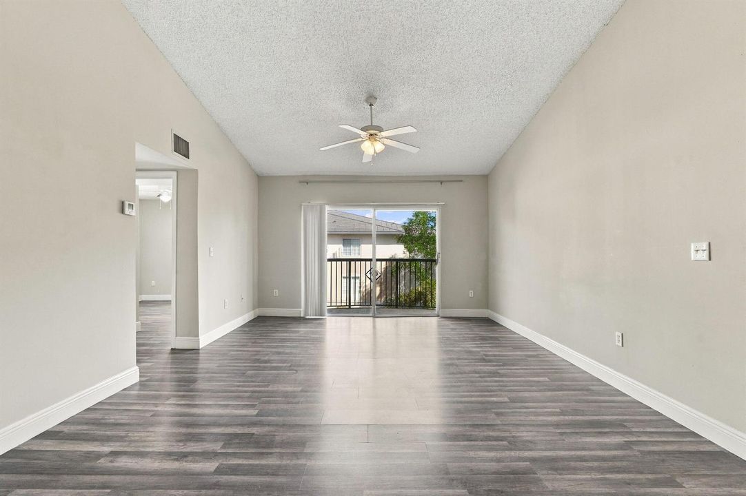 23-web-or-mls-1400_Crestwood_Ct_S_Unit_1