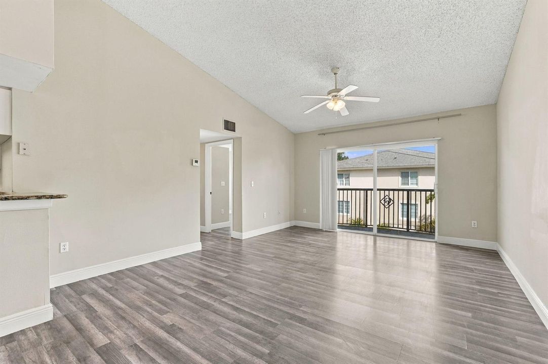 24-web-or-mls-1400_Crestwood_Ct_S_Unit_1