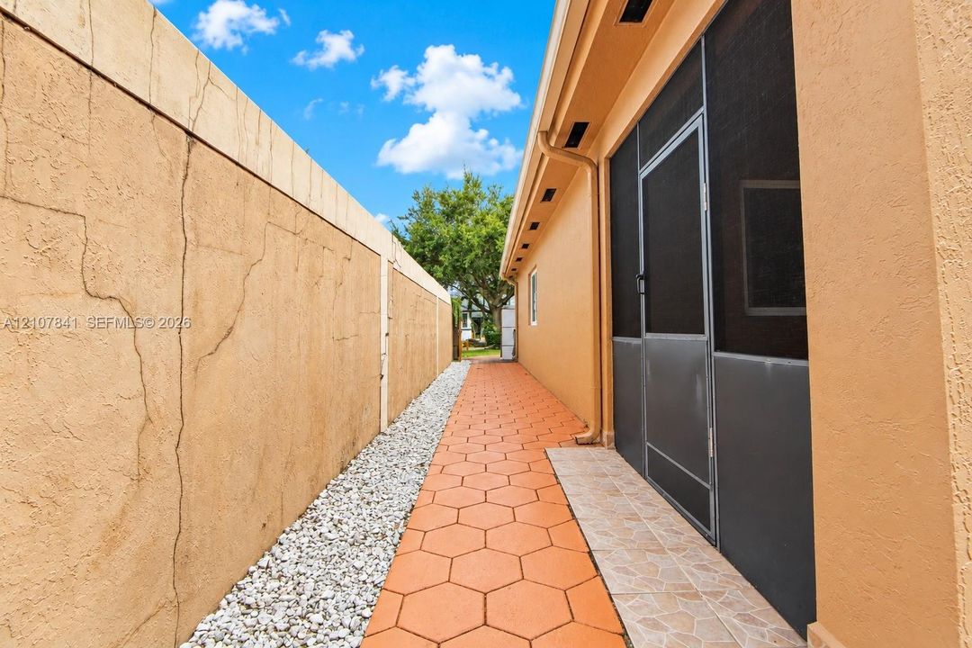 For Sale: $860,000 (3 beds, 2 baths, 2004 Square Feet)