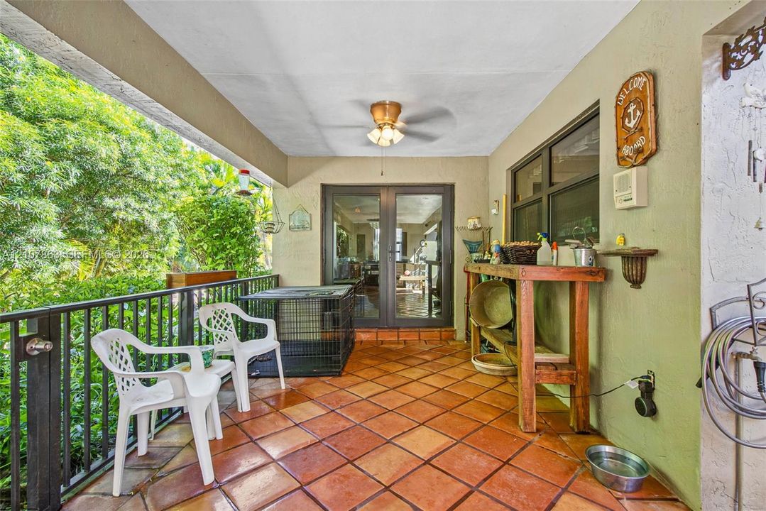 For Sale: $815,000 (4 beds, 2 baths, 2541 Square Feet)