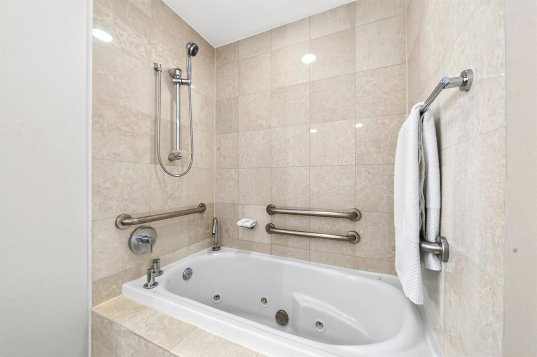 016-023-Bathroom-4000x2664