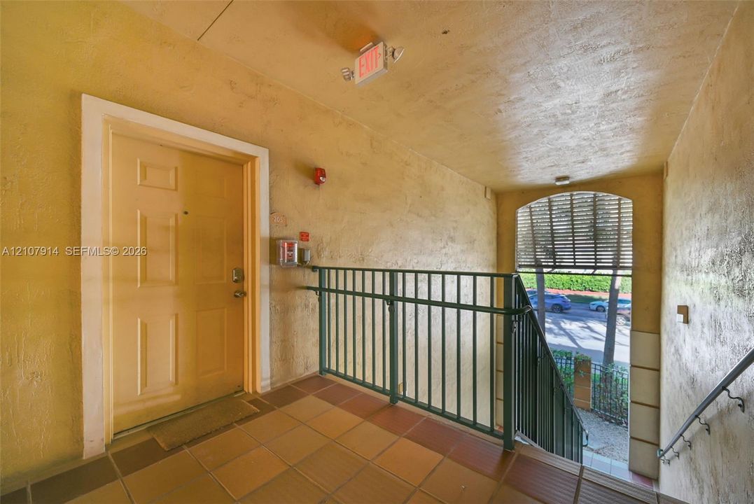 For Sale: $355,000 (2 beds, 2 baths, 910 Square Feet)