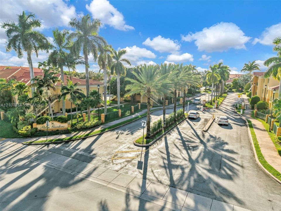 For Sale: $355,000 (2 beds, 2 baths, 910 Square Feet)