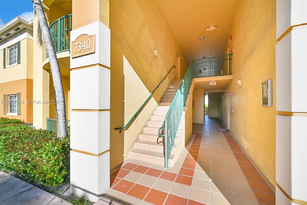For Sale: $355,000 (2 beds, 2 baths, 910 Square Feet)