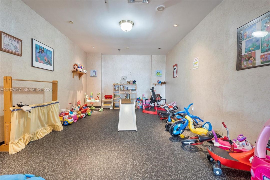For Rent: $8,900 (3 beds, 2 baths, 1980 Square Feet)