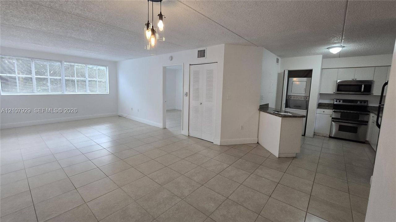 For Rent: $1,800 (1 beds, 1 baths, 749 Square Feet)