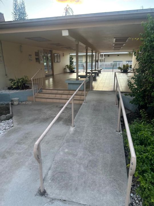 For Sale: $90,000 (2 beds, 1 baths, 883 Square Feet)