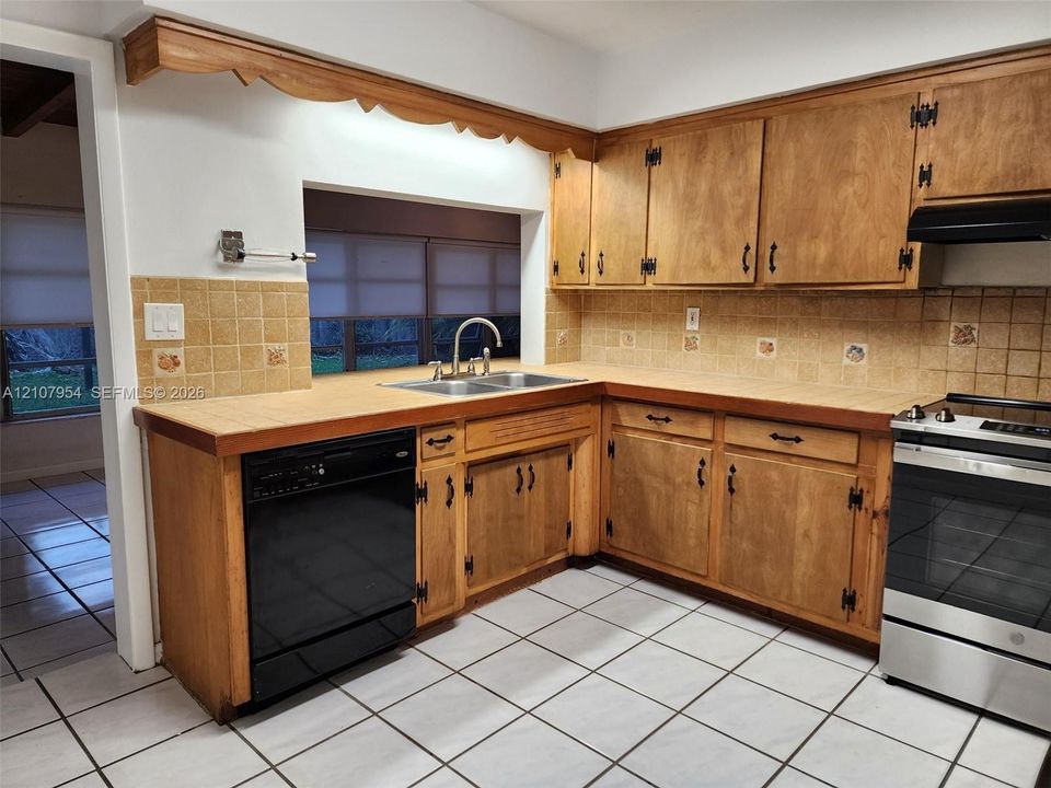 В аренду: $4,700 (4 спален, 2 ванн, 2109 Квадратных фут)
