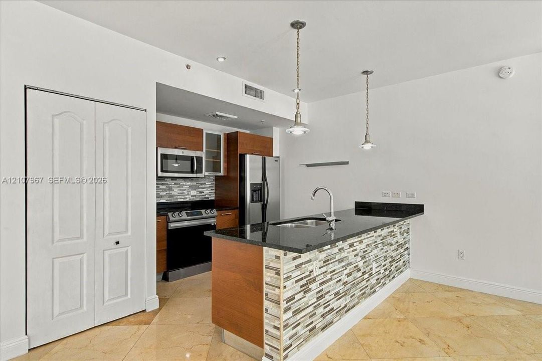 For Rent: $3,500 (1 beds, 1 baths, 802 Square Feet)