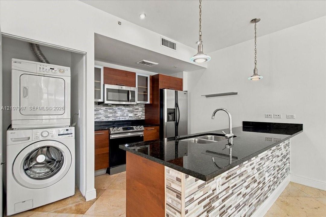 For Rent: $3,500 (1 beds, 1 baths, 802 Square Feet)