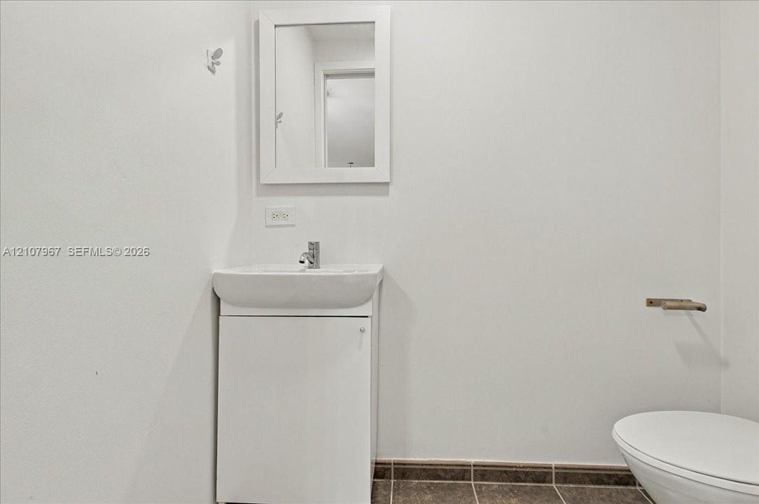 For Rent: $3,500 (1 beds, 1 baths, 802 Square Feet)