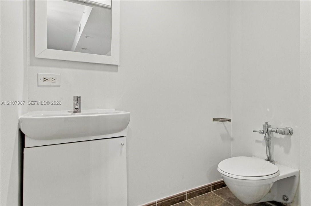 For Rent: $3,500 (1 beds, 1 baths, 802 Square Feet)