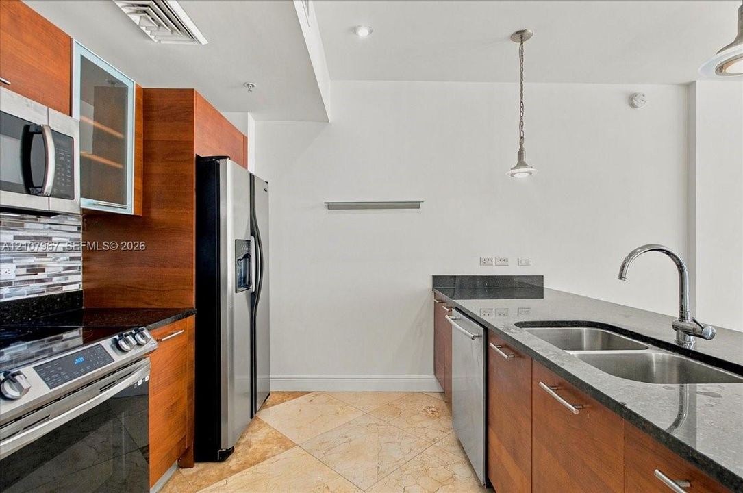 For Rent: $3,500 (1 beds, 1 baths, 802 Square Feet)
