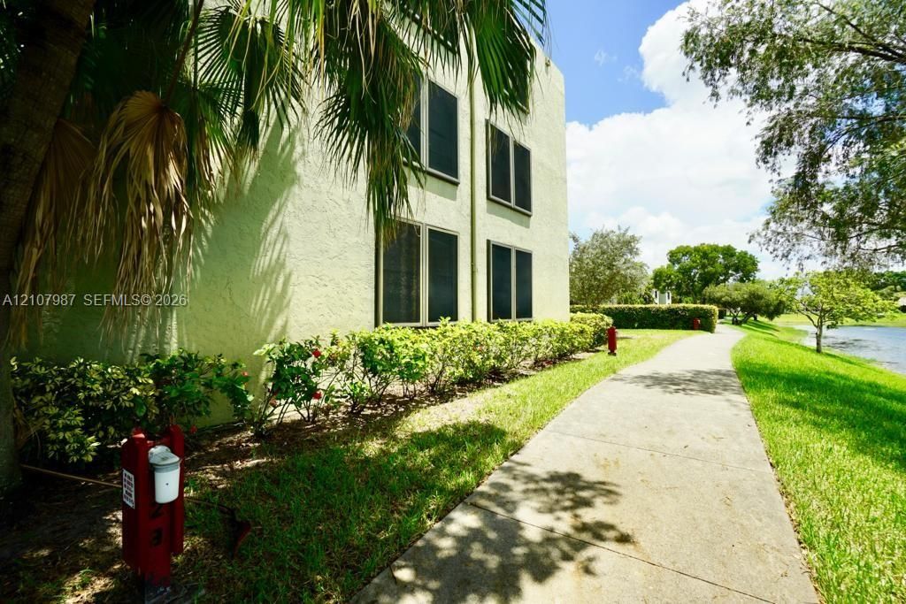 For Rent: $1,800 (2 beds, 2 baths, 890 Square Feet)