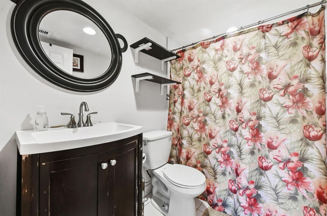 14 Bathroom 01