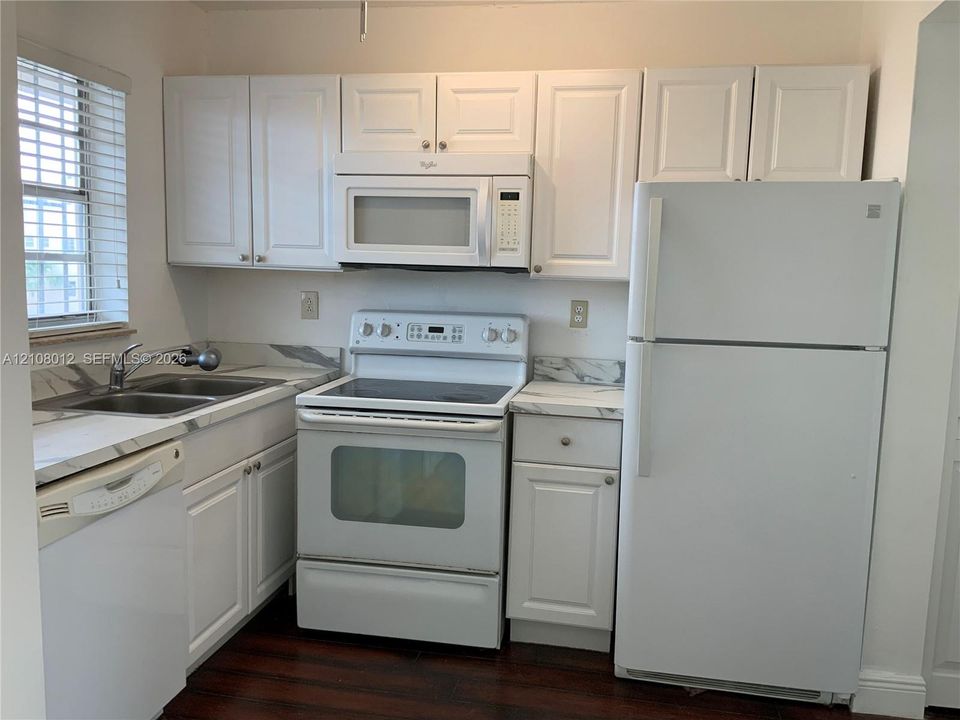 For Sale: $249,000 (2 beds, 2 baths, 1110 Square Feet)