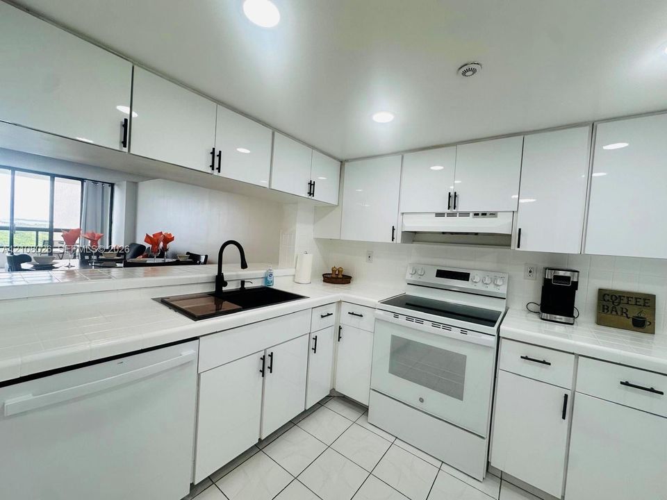 For Rent: $4,500 (1 beds, 2 baths, 848 Square Feet)
