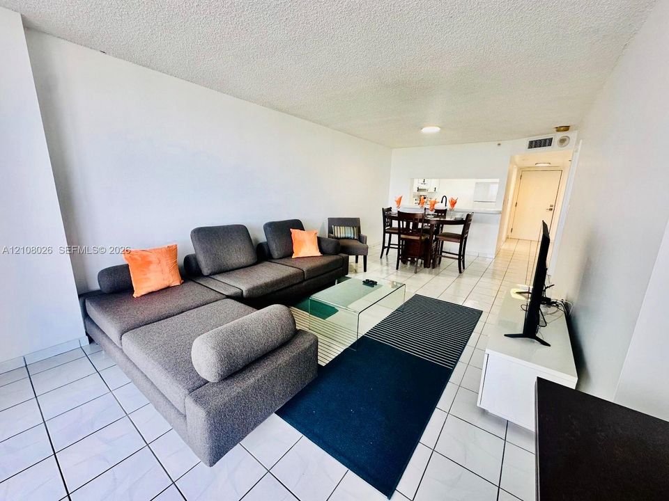For Rent: $4,500 (1 beds, 2 baths, 848 Square Feet)
