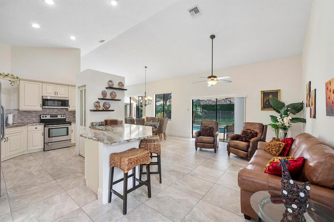 Living/Kitchen Bar