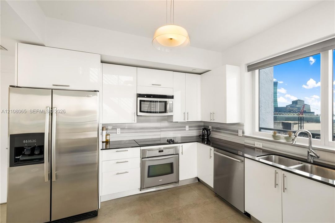 For Rent: $6,900 (3 beds, 3 baths, 1289 Square Feet)
