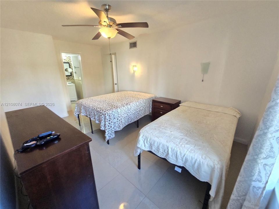 For Rent: $1,800 (1 beds, 1 baths, 710 Square Feet)