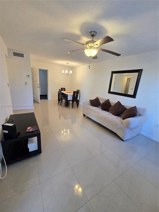 For Rent: $1,800 (1 beds, 1 baths, 710 Square Feet)