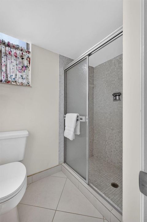 65-web-or-mls-WL - Guest Bathroom