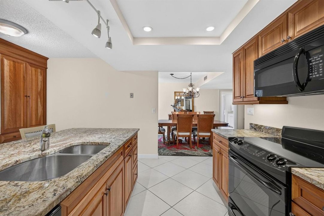 28-web-or-mls-WL - Kitchen to Dining Rm