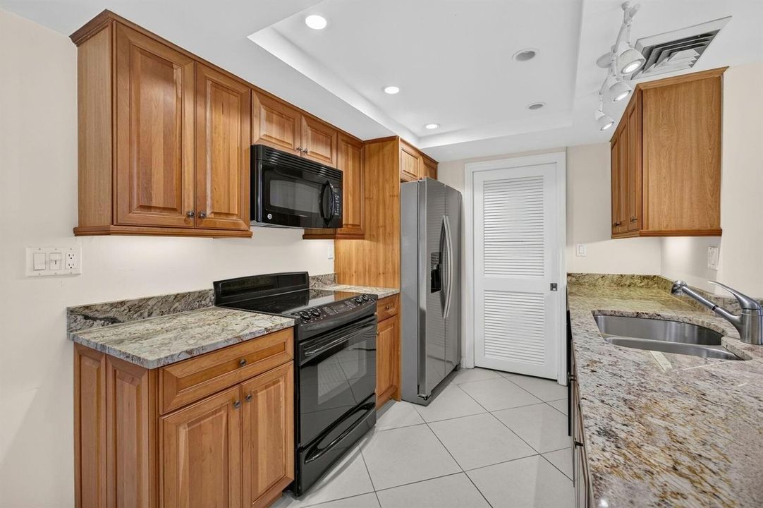 25-web-or-mls-WL - Kitchen