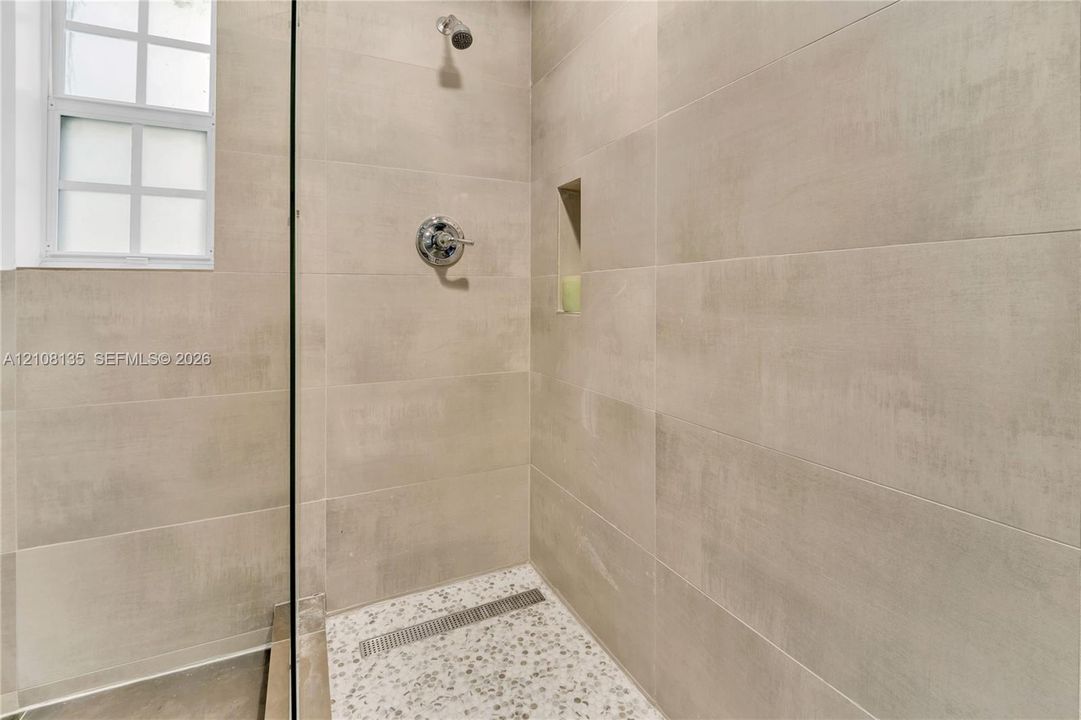 For Sale: $229,000 (1 beds, 1 baths, 570 Square Feet)
